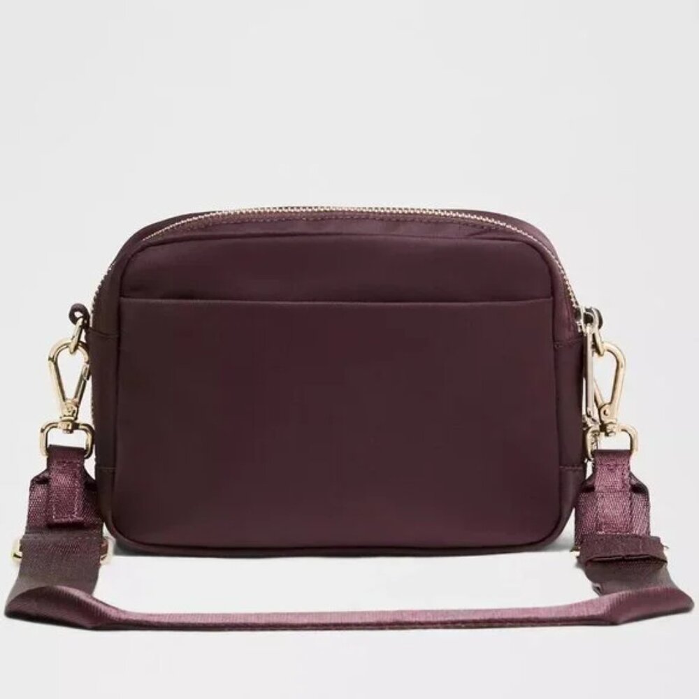 NEW Lululemon Everywhere Crossbody Bag 2L- Black Plum and Gold - Picture 2 of 9